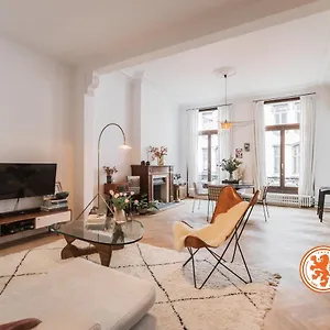  Appartement High Ceilings' - Private Garage